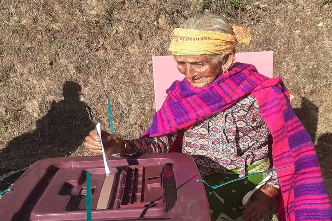 बैतडीमा ११३ बर्षीया वृद्धाले गरिन् मतदान 